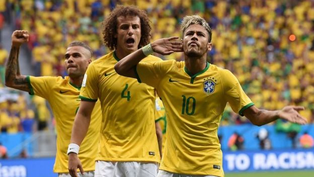 Neymar celebra un gol con Brasil