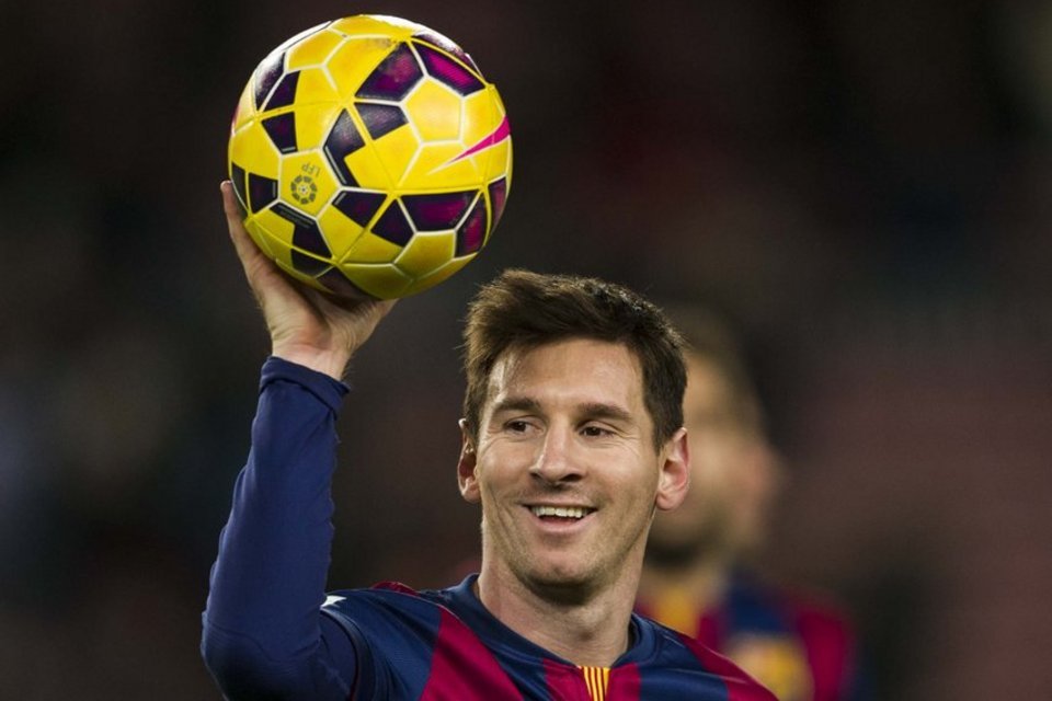 Messi con el Balón tras hacer un hat trick